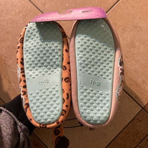 Disney Encanto plush slippers - Picture 11 of 12